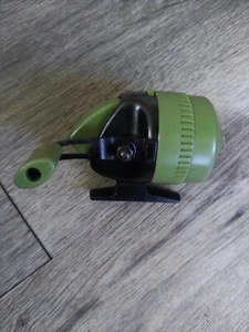 Vintage Green Unknown Maker & Model Spincast Reel. Made in China. Works! - Picture 1 of 12