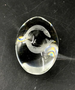 Vintage Etched Engraved Clear Crystal Glass Egg Paperweight Zodiak Pisces Fish - Picture 1 of 6