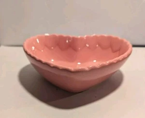 Studio 33 pink heart shaped bowl with pink hearts embossed around edge - Picture 1 of 8