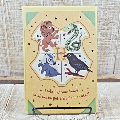 Tarjeta de felicitación Hallmark Baby 5x7 Harry Potter Hogwarts Casas Naranja Verde Cortador Foto 1 de 4