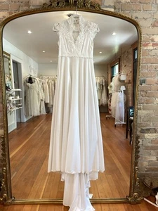 Vintage 1970s White Bridal Gown Flower Appliqué train V Neck Wedding Dress - Picture 1 of 6