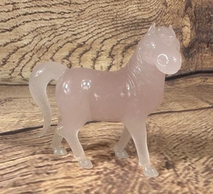 Cavallo vintage in quarzo rosa intagliato a mano metà XX secolo. - Foto 1 di 10