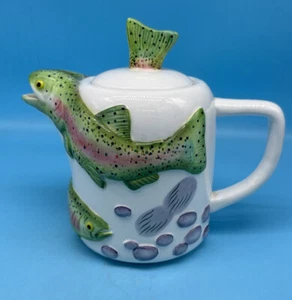 Tetera de pescado Clever Choice/NoHo Studio. De 7"" de alto, 8"" de pico a mango - Imagen 1 de 10
