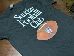 NUOVA T-SHIRT NFL NERA DOMENICA FOOTBALL CLUB LOGO POSTERIORE MEDIA 44” NUOVA AUTENTICA NFL - Foto 1 di 10
