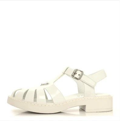 Sandalias de pescador Prada de piel de becerro cepillada con logotipo de metal blancas talla 9 Foto 1 de 4