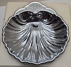 Vintage SHELL DISH Fluted Server Lion & Shield Engraving Candy Nut Mints 7" x 7" - Picture 1 of 6