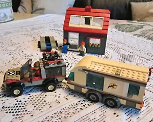 lego City Wohnwagen, Jeep, Anhänger, Haus, Figuren - Bild 1 von 4