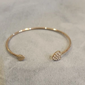 Goldtone Manschettenarmband mit Herzen - Bild 1 von 2