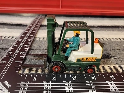 Allis Chalmers Lift Truck 1/32 Diecast Forklift Replica Collectible By Corgi - Image 1 of 4
