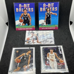 2025-26 Topps Spurs Lot of 5 - Insert 8 Bit Clutch RC Wembanyama Bryant Harper - Bild 1 von 1