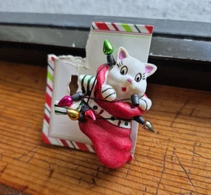 Spilla Calza Natalizia Vintage Gatto Bianco Rosso Dipinta a Mano Resina Gatto - Foto 1 di 10