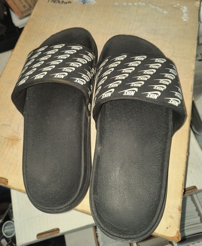 nike slides sandali donna slip on taglia 9 nero su nero con logo ripetuto