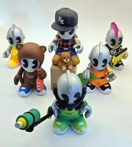 Kidrobot Bots Mini Series con Accesorios Incluye Figura Difícil de Encontrar - Imagen 1 de 9