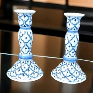 Blau und weiß Chinoiserie Kegel Kerzenhalter 6 7/8 1 Paar Handarbeit N Thailand - Bild 1 von 11