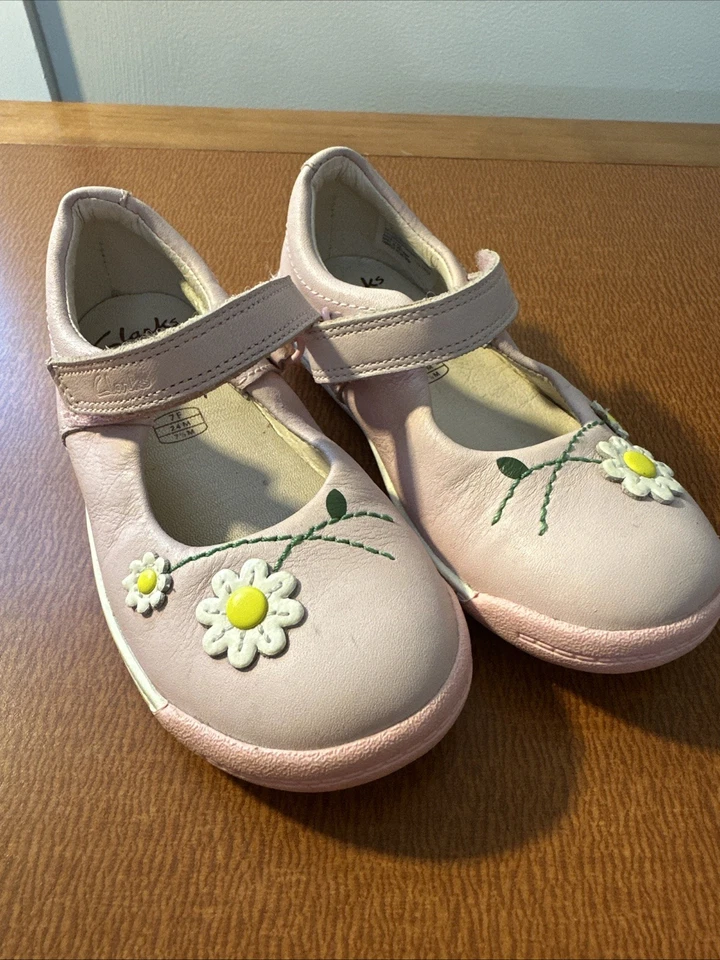 Сандалии Clarks First Shoes детские розовые стандартного покроя размер 7F или 7,5 с ромашкой - Изображение 1 из 4