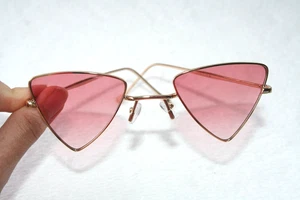 ROSEFARBENE SONNENBRILLE SELTEN DREIECK GEOMETRISCHES DESIGN MODERNIST ROTE GLÄSER SELTEN - Bild 1 von 9
