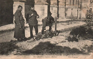 CPA Militaria - 51. LEPINE (Marne) 180. Officiers déposant des fleurs sur tombes - Picture 1 of 2
