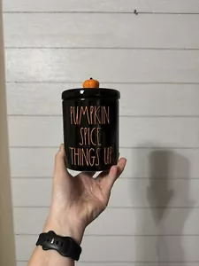 Tarro de bote de otoño Rae Dunn con tapa “Pumpkin Spice Things Up” Halloween NUEVO - Imagen 1 de 4