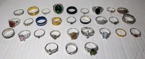ANELLI GIOIELLI COSTUME Lotto di 30 varie misure, pietre, gemme, anelli umore, ecc...D - Foto 1 di 8
