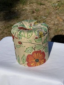 Caja de costura de almacenamiento de pasteles satinados vintage "Garden Party" de Nonnie Waller + contenido - Imagen 1 de 15