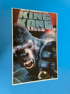 PÓSTER DE PELÍCULA KING KONG LIVES MONSTRUO PIN UP NUEVO. - Imagen 1 de 4
