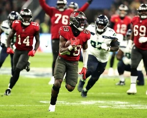 Rachaad White Running on Field Tampa Bay Buccaneers 8x10 NFL Football Photo - Picture 1 of 1