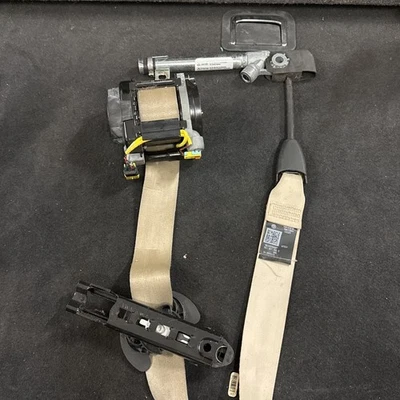 Оригинальный черный натяжитель переднего левого ремня безопасности для VW Volkswagen Passat 2012-2015 годов выпуска - Изображение 1 из 4