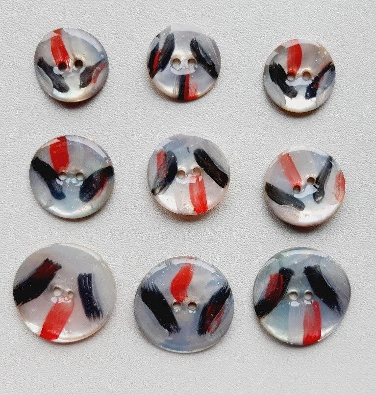 Designerknöpfe aus Italien:  2-Loch, schwarz-rot, 20 - 23 - 30  mm, Unikate - Bild 1 von 1