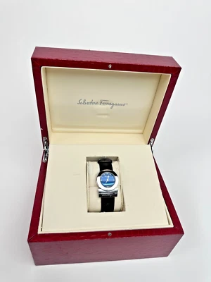 Reloj Salvatorre Ferragamo Vega para damas correa de cuero negro esfera MOP Foto 1 de 4