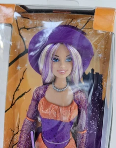 2009 Barbie Halloween Leckerli 12 Zoll Puppe Hexe Kostüm Mattel nicht mehr im Handel erhältlich Neu im Karton - Bild 1 von 9