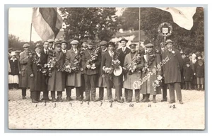 EQUIPO OLÍMPICO DE ESTONIA RPPC ~ Nombres en la parte posterior ~ - Imagen 1 de 2