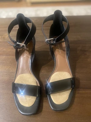 Sandalias Donald Pliner de charol negro con correa al tobillo talla 8,5 Foto 1 de 4