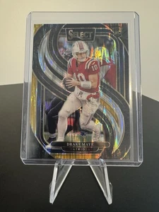 2024 Panini Select Football - Drake Maye - Prizm Nero e Giallo - Primo Livello - Foto 1 di 2