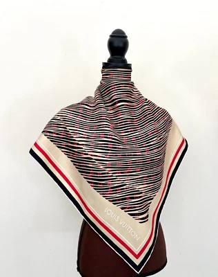 Unisex Louis Vuitton Bufanda Monograma Alma Bolso Beige Negro Rojo Envoltura de Seda Foto 1 de 4