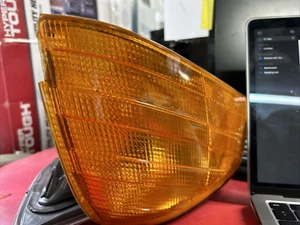 Luz de señal de giro ámbar intermitente derecho Mercedes-Benz Clase SL OEM 1305231913 - Imagen 1 de 3