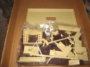 PLASTICVILLE U.S.A.KING DISTRIBUTING 0500/0550 APT BLDG W/ ADD ON FLOOR (BROWN) - Picture 1 of 6