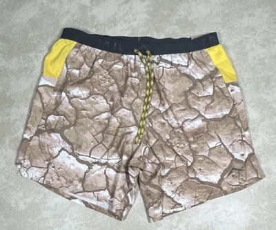 全新带标签 Nike Trail Standard Fit 7 英寸 长度 Dri Fit 大理石黄色短裤 L 1201 — 第 1/4 张图片