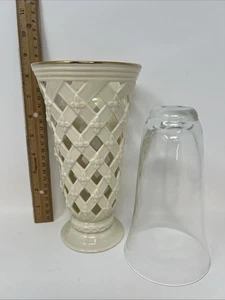 Vaso classico Lenox traforato reticolo colore avorio con inserto in vetro 8,25 ins. Ritirato - Foto 1 di 8