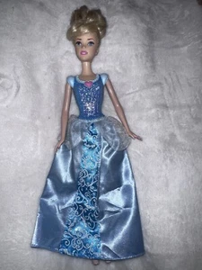 Disney Mattel Barbie Prinzessin Cinderella Puppe mit geformtem Trikot mit Rock - Bild 1 von 10
