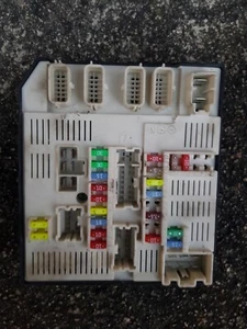 284B66052R RENAULT LAGUNA MK3 FUSE BOX - Picture 1 of 2