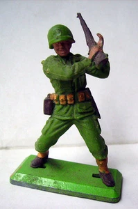 FIGURINE BRITAINS - SOLDAT AMERICAIN brandissant fusil - Picture 1 of 1