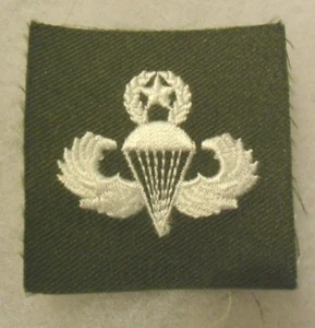 FRÜHES NAM KRIEG FARBE MEISTER FALLSCHIRMJÄGER ABZEICHEN AUF GEDÄMPFTEM TWILL WEISSER MULLRÜCKEN - Bild 1 von 2