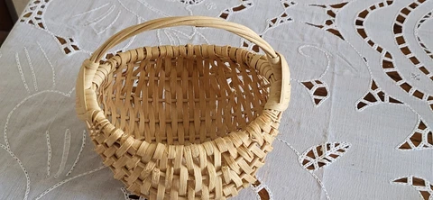 PRIMATIVE VINTAGE SHAKER STYLE BASKET Light Color Nice Cover