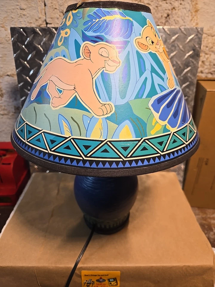 Lámpara de cerámica rara Disney "El Rey León" con pantalla que brilla en la oscuridad Foto 1 de 4