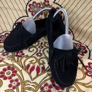 Minnetonka Kilty schwarze Wildleder-Mokassins Größe 9 Slipper flache Fransenschleifen - Bild 1 von 9