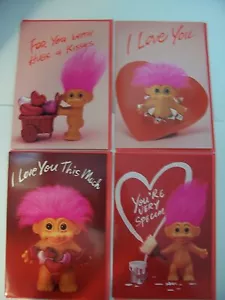 SET DI QUATTRO CARTOLINE SAN VALENTINO BAMBOLA TROLL RUSS - Nuove - RARO - Foto 1 di 7