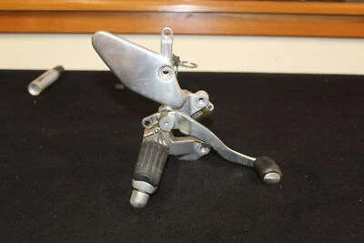 1998 Yamaha Yzf600r Right Rearset Rear Set Driver Foot Peg Stop 4FM-27443-02-00 Foto 1 de 4