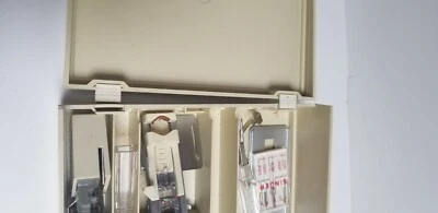 Máquina de costura Futura Singer 900 acessórios estojo rígido placas de pés incompletas - Imagem 1 de 4