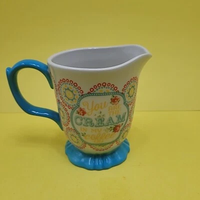 Crema con patas florales de jacinto Pioneer Woman "You Are The Cream In My Coffee" Foto 1 de 4