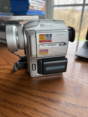 ⭐️Videocámara digital Sony DCR-PC110/MiniDV lente Carl Zeiss probada disparo nocturno Foto 1 de 4